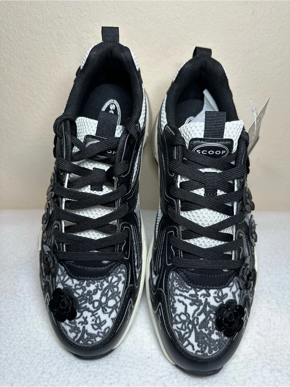 Scoop Women’s Sporty Sneakers with Flower Appliques Size 10